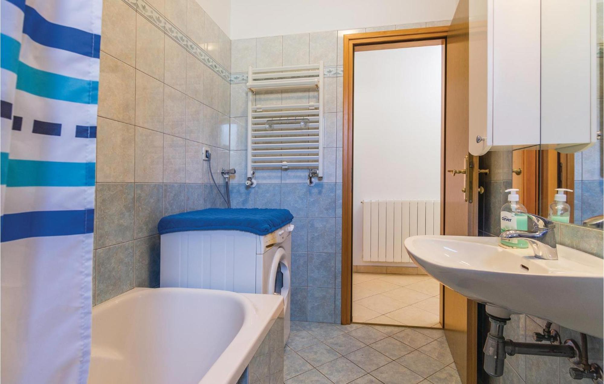 Beautiful Apartment In Porec With Kitchen 外观 照片